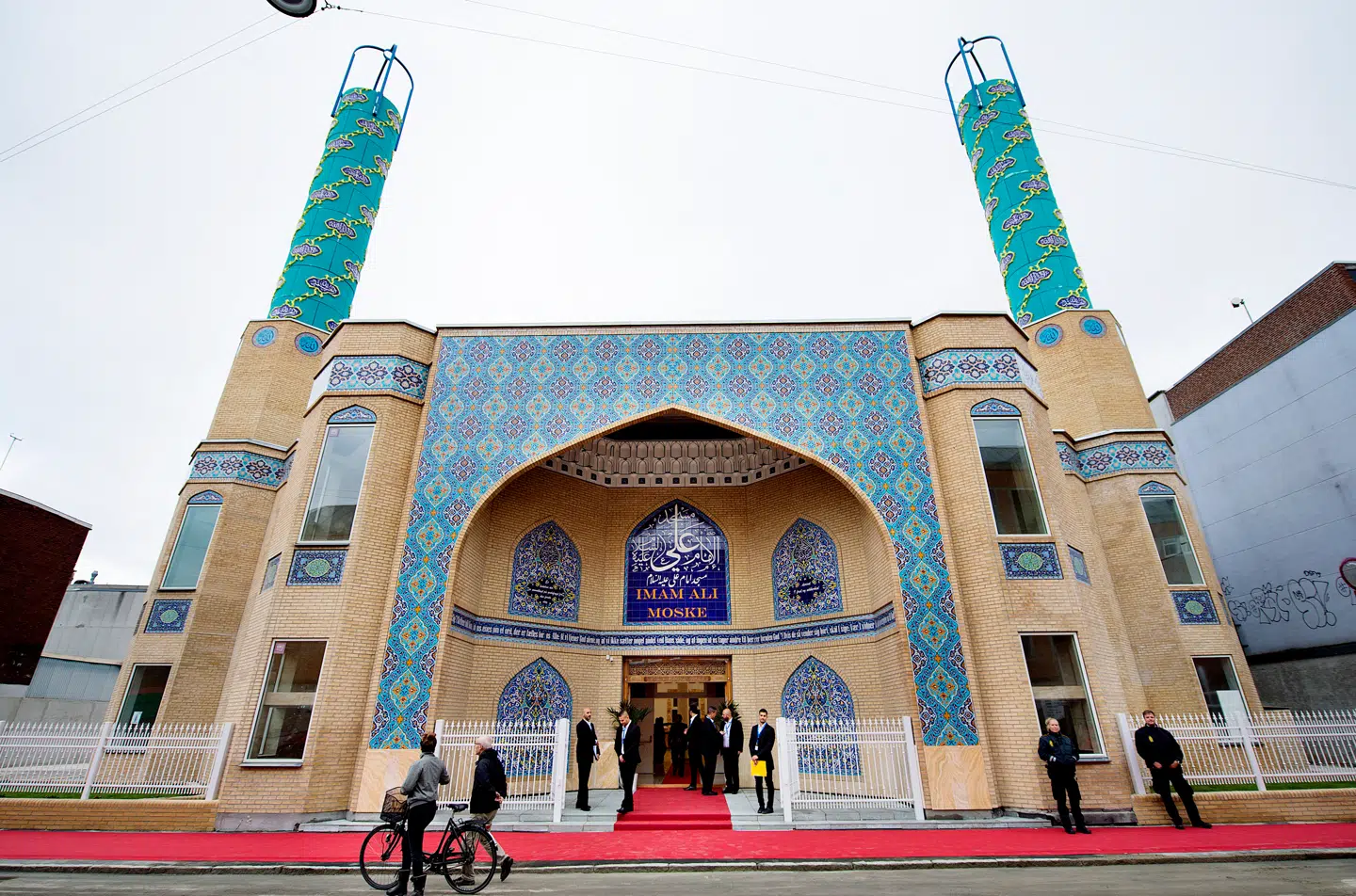 Det er helt uforståeligt, at den kontroversielle Imam Ali Moskeen på Vibevej i København med meget direkte forbindelser til Iran stadig kan modtage donationer fra præstestyret, skriver Amalie Lyhne i denne leder.