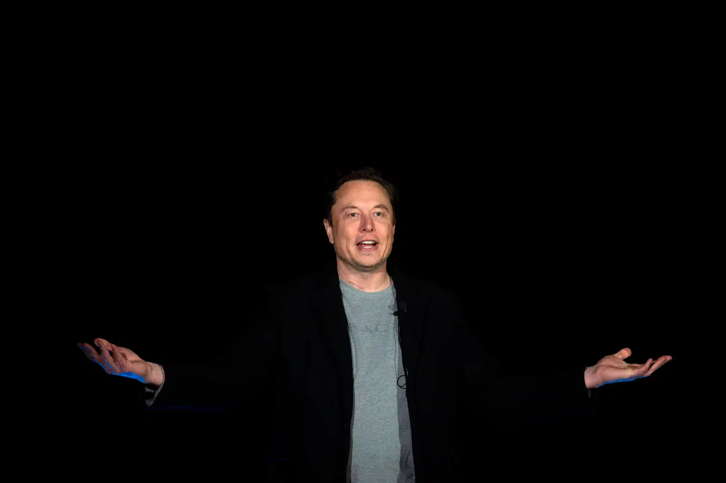 Den sydafrikanskfødte Elon Musk er verdens rigeste mand og ejer en række selskaber, der er dybt involverede i også hemmeligholdte amerikanske operationer.
