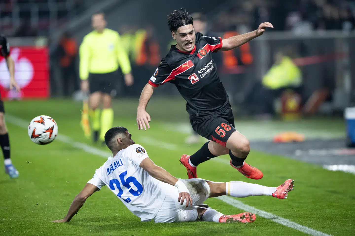 Aral Simsir (til højre) var med og lavede assist, da FC Midtjylland torsdag vandt 1-0 over Royale Union Saint-Gilloise i Europa League.