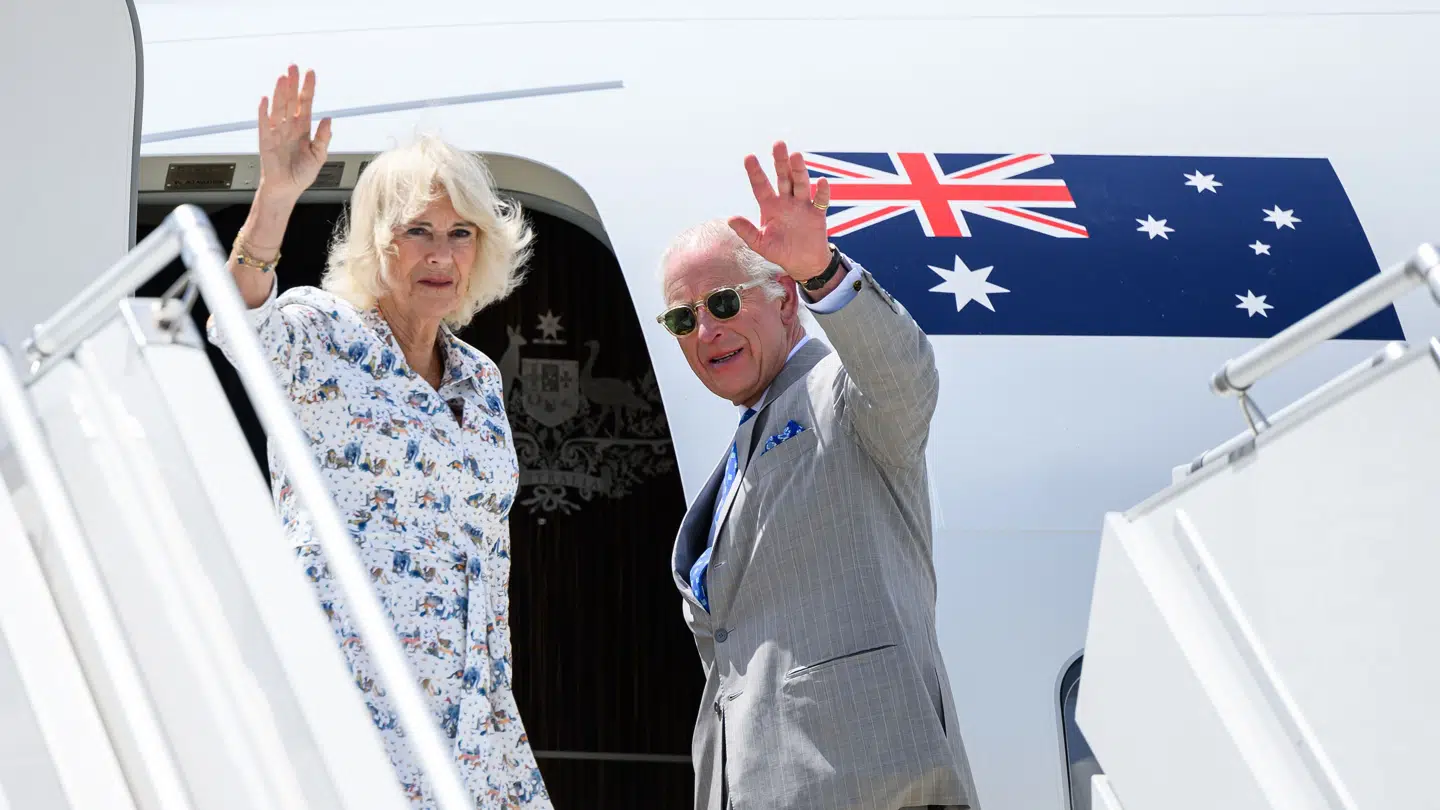 Kong Charles tog et kommercielt fly til Australien.