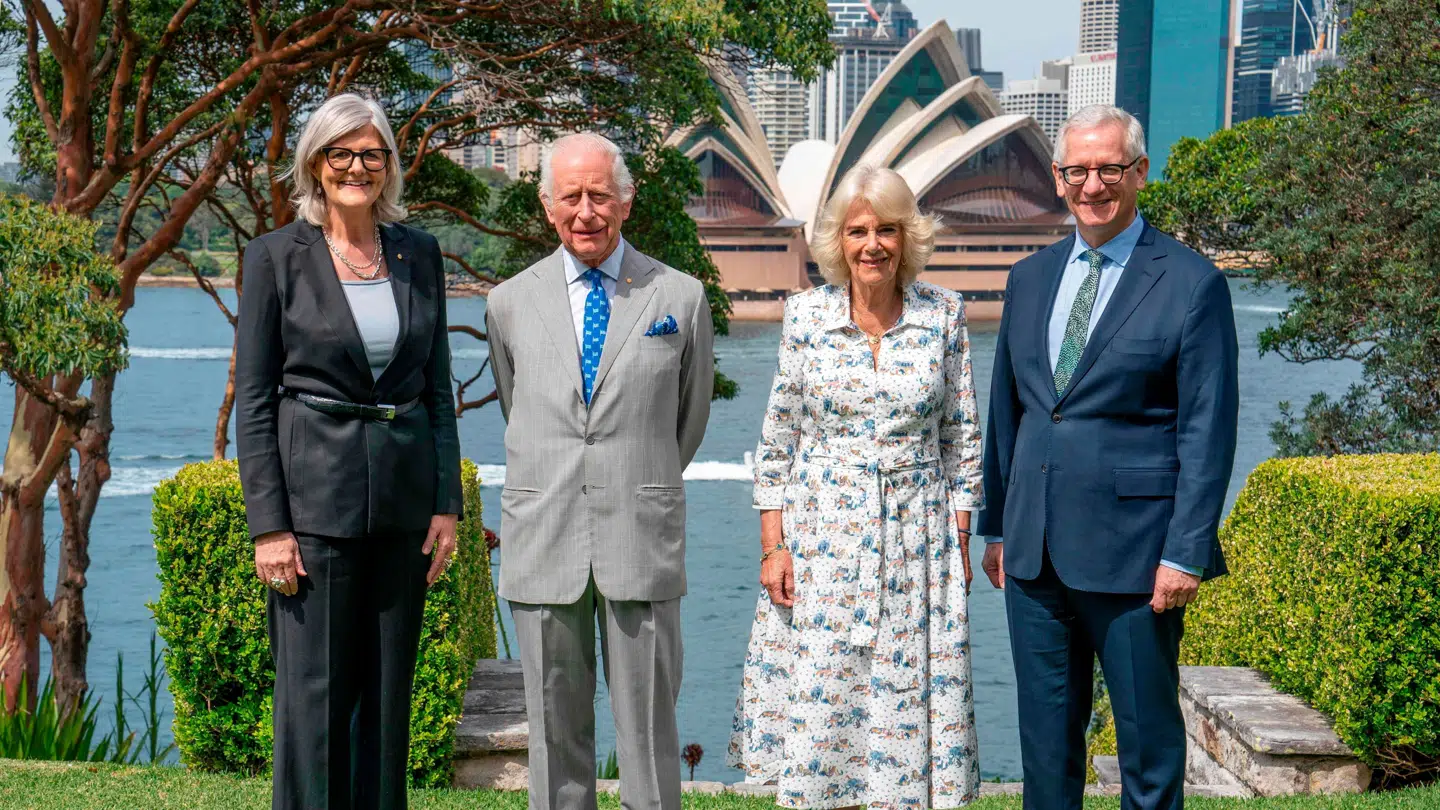 Britain's King Charles og dronning Camilla foran operahuset.