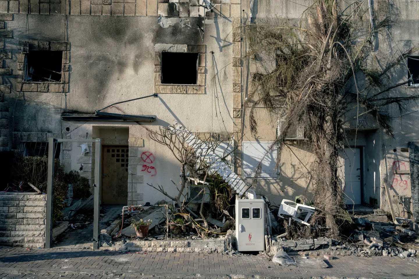 Konklikten i Mellemøsten er intensiveret yderligere den senere tid. Her ses en boligblok i israelske Haifa, som er ramt af en af Hizbollahs mange raketter.