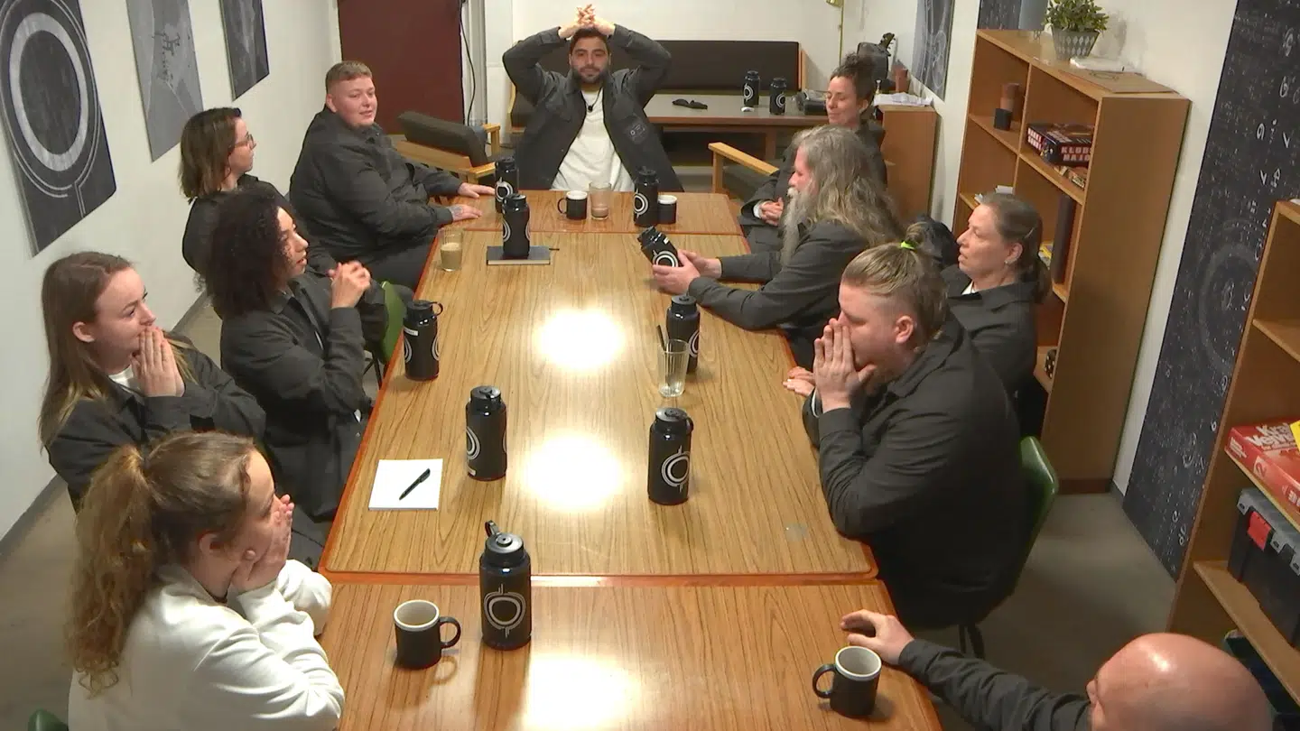 I 'Dobbeltspil' ser man mange af scenerne via overvågningskamera.