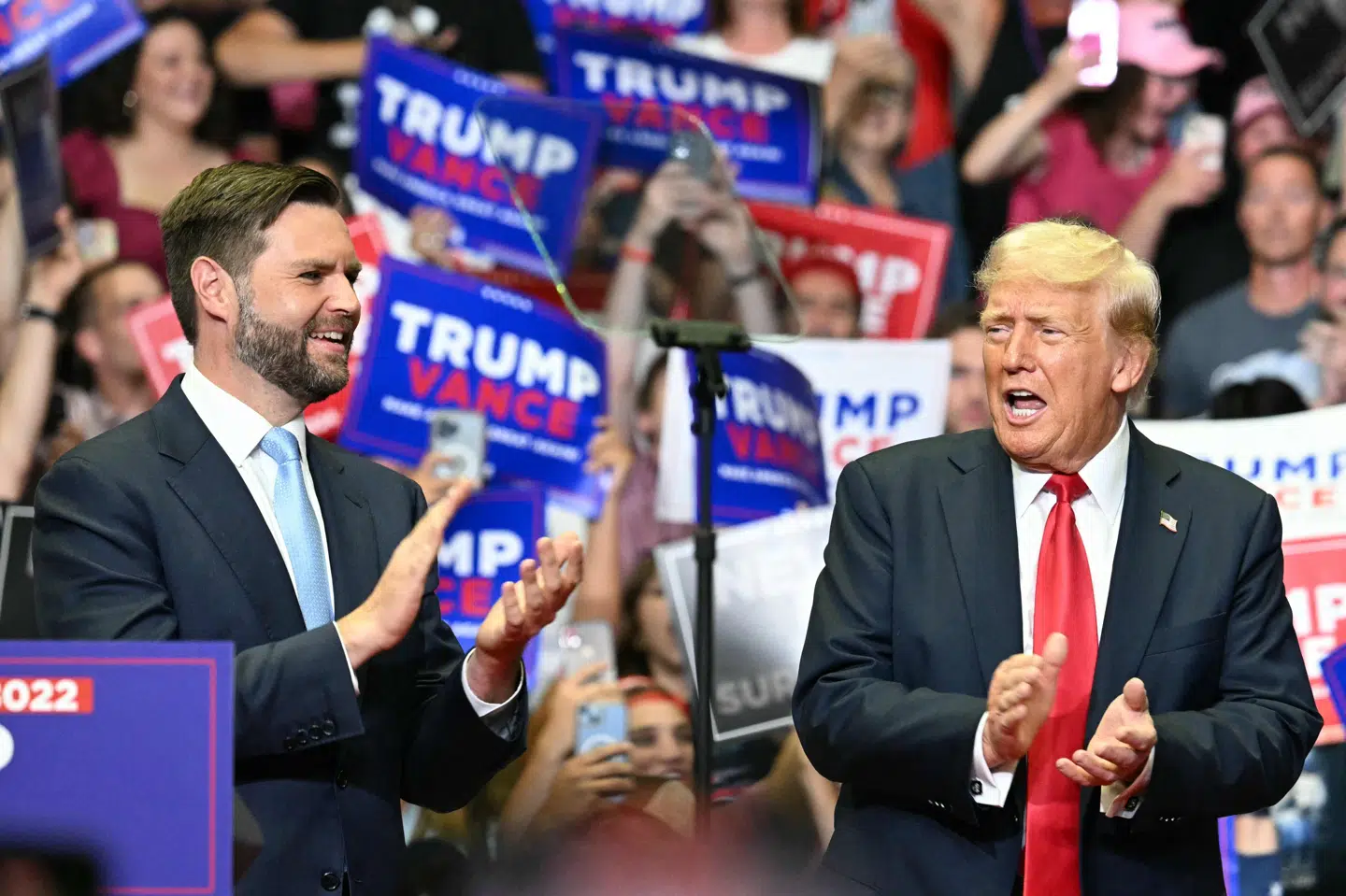 Donald Trump med sin vicepræsidentkandidat, J.D. Vance, under et valgmøde i svingstaten Michigan. (Arkivfoto)