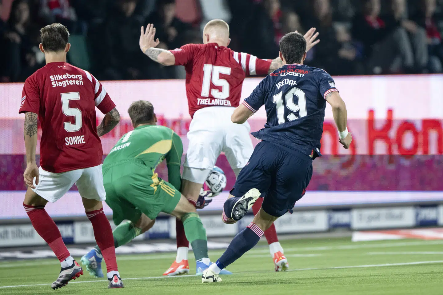 AaB's John Iredale scorede til 1-0 efter forvirring mellem Silkeborgs Nicolai Larsen og Rasmus Thelander.