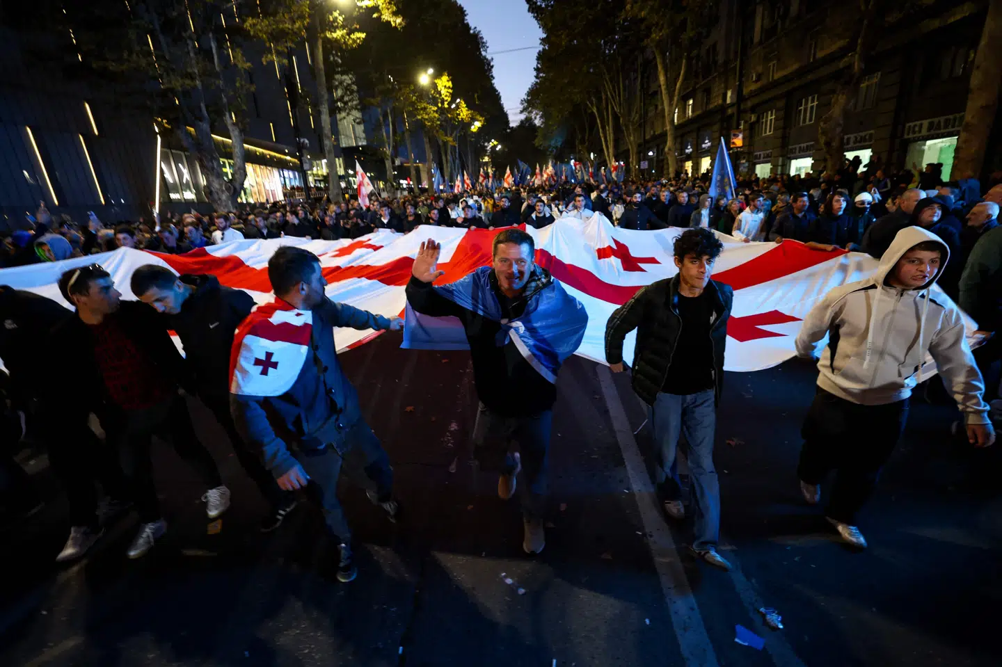 Tilhængere af Georgiens regeringsparti, Georgisk Drøm, deltager her i partiets sidste vælgermøde, inden georgierne går til stemmeurnerne lørdag.