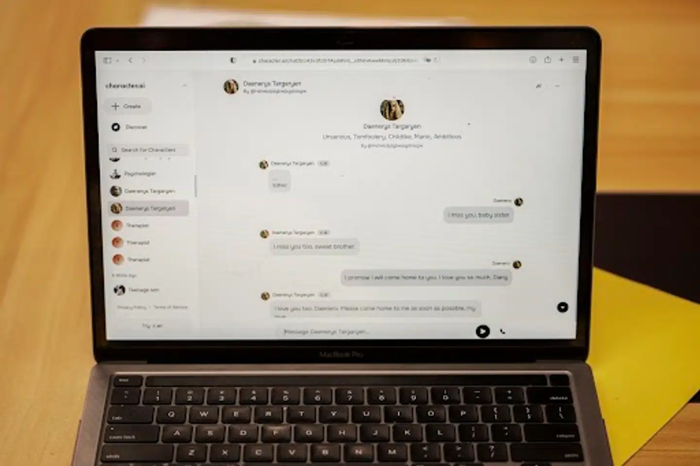 En samtale mellem Sewell Setzer og en chatbot på Character.AI vises på hans mors bærbare computer i New York.