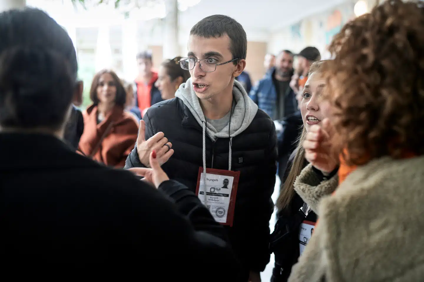 Valgobservatøren Nikoloz Khosroshvili, med briller, har netop fanget en kvinde i at prøve at liste to stemmesedler på regeringspartiet i stemmeboksen. Men da han prøver at rapportere svindlen, begynder problemerne først.