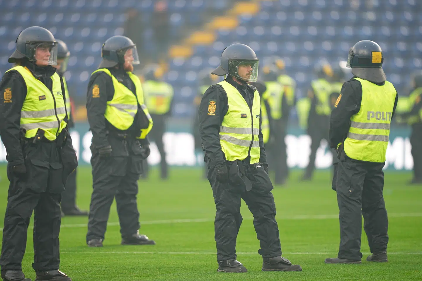Politiet blev nødt til at træde ud på græsset forud for kampen mellem Brøndby og FC København.