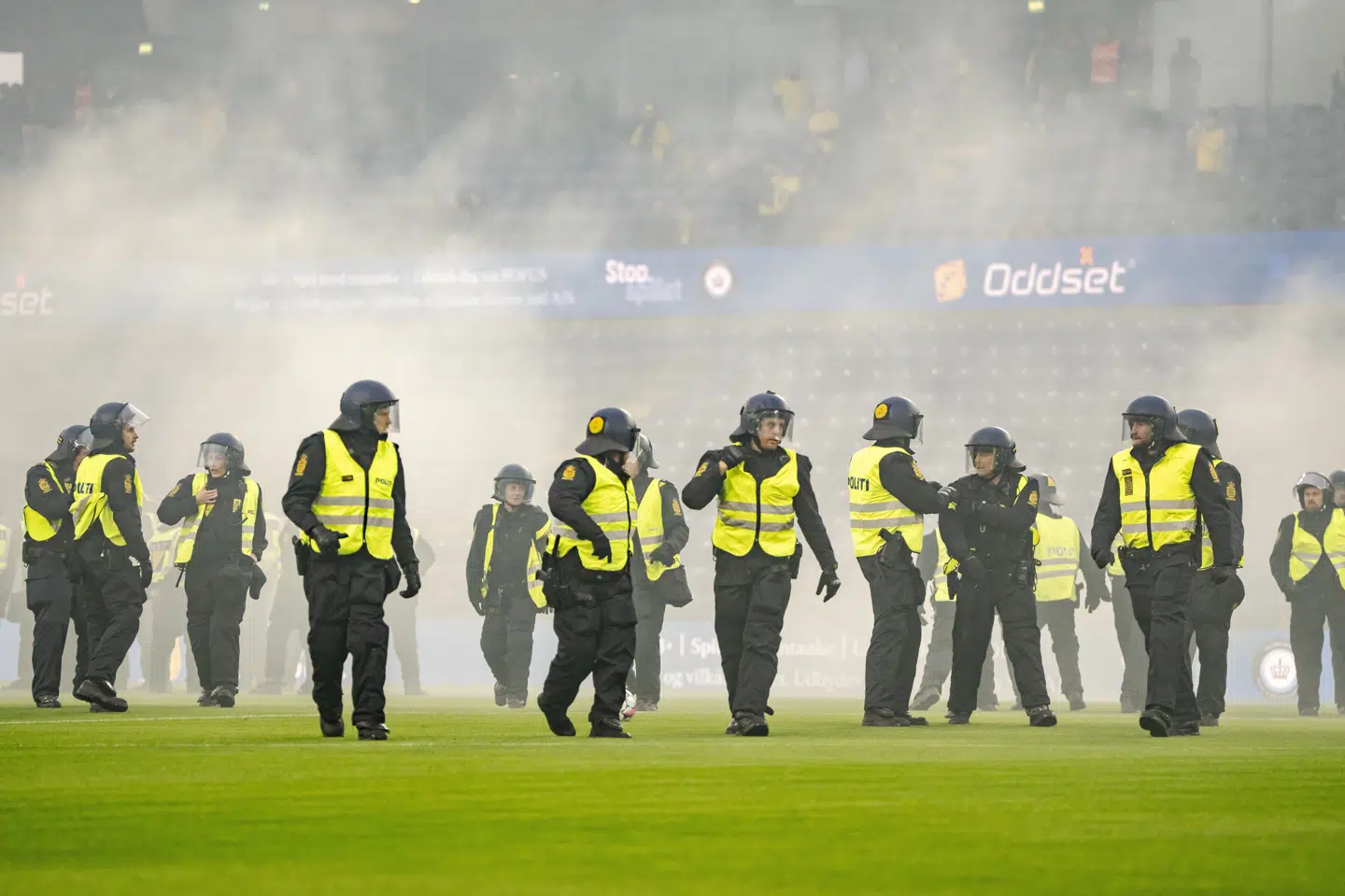 Politiet måtte på banen, da der opstod uro forud for derby-kamp mellem Brøndby og FC København søndag.