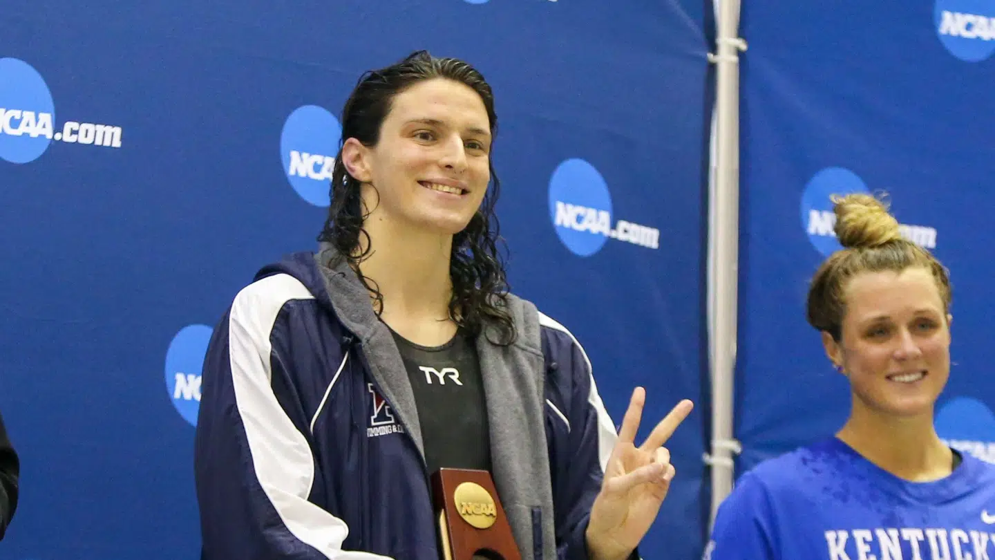 Lia Thomas var den første transkønnede atlet, der vandt et collegemesterskab i nogen sportsgren. Thomas, der er født som mand, identificerer sig som en kvinde, og er for mange blevet personificeringen af udfordringerne forbundet med at tillade transkvinder i sport.