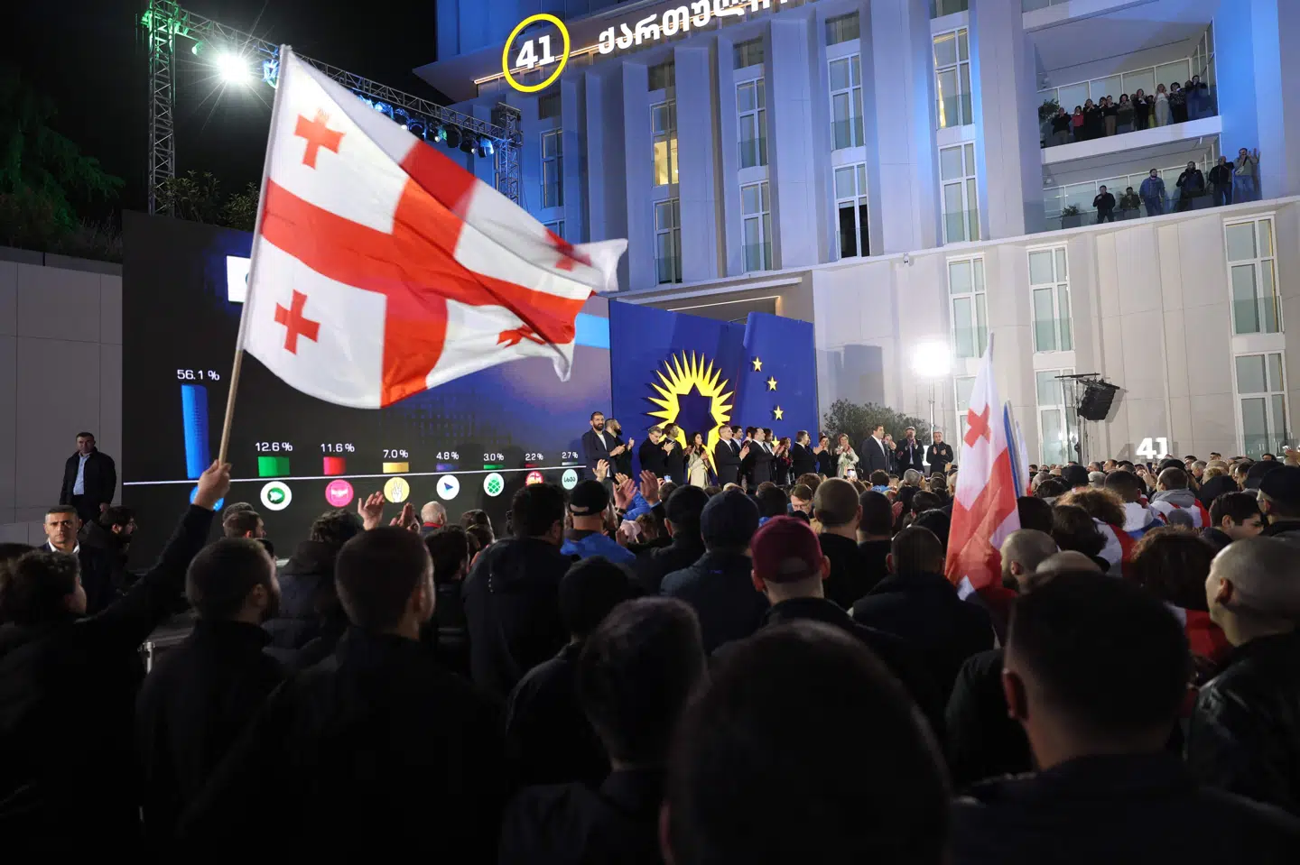 Regeringspartiet Georgisk Drøm og deres vælgere fejrede valgsejren lørdag aften i Georgiens hovedstad, Tbilisi. Men oppositionen hævder, at der er blevet snydt med resultatet. Landets præsident vil have folk til at gå på gaden i protest.