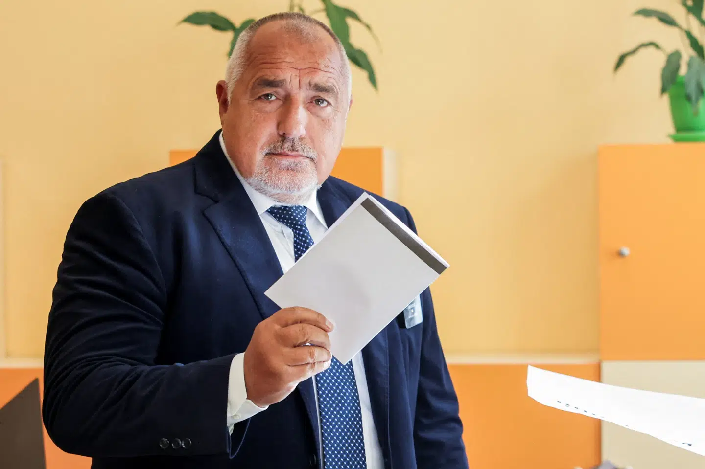 Boyko Borissov, der er tidligere premierminister i Bulgarien og leder af centrumhøjrepartiet Gerb, stemmer ved søndagens valg - det syvende på mindre end fire år.