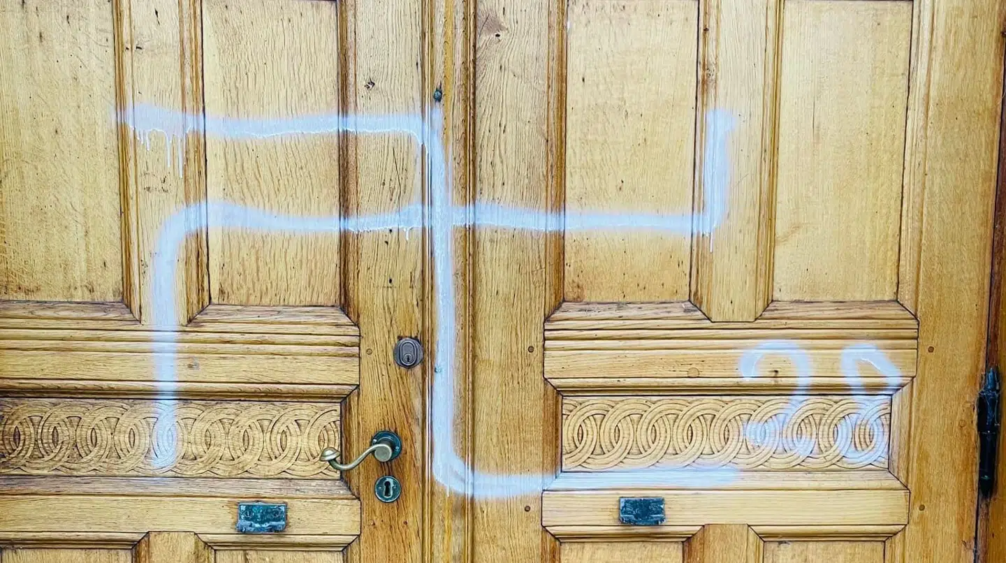 Sådan så hærværket mod Frederikshavns Kirke ud.