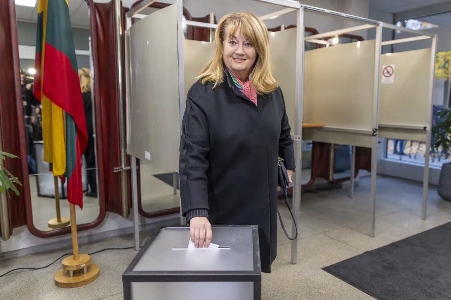 Lederen af Socialdemokratiet i Litauen, Vilija Blinkeviciute, stemmer i hovedstaden Vilnius ved søndagens valg. Hendes parti ser ud til at kunne danne regering med to andre partier, siger hun søndag aften om de foreløbige resultater.