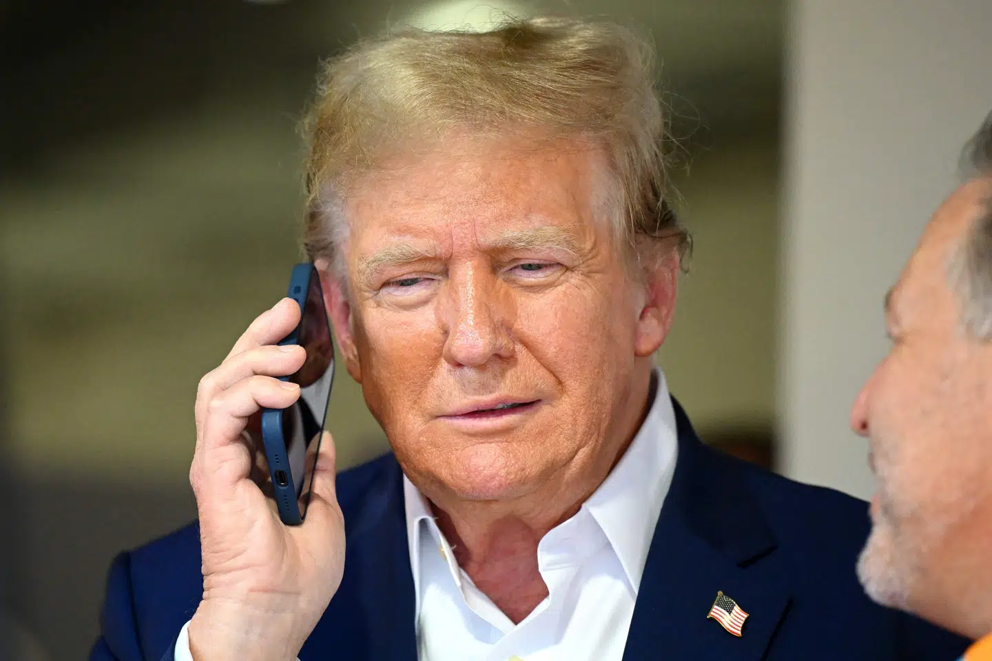 Donald Trump taler i telefon ved en tidligere lejlighed. USA's myndigheder er ved at undersøge, hvor meget data kinesiske hackere har fået med sig. Hidtil er der dog ikke tegn på, at Trumps egen telefon er ramt. (Arkivfoto)