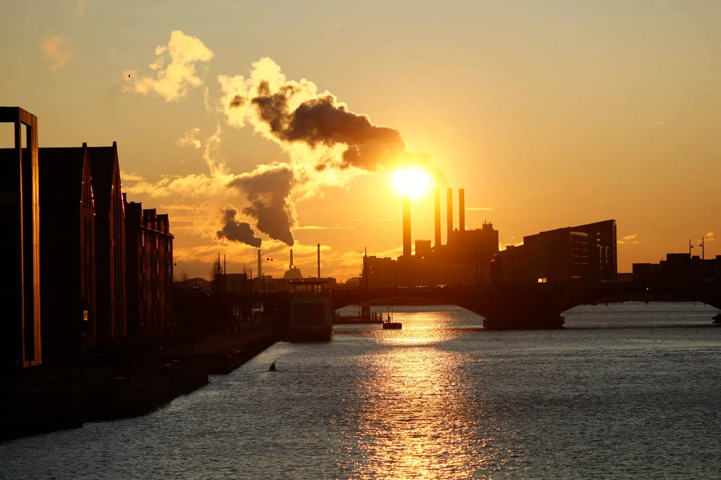 The Sun sets over a smoking power plant near the venue of the UN Climate Change Conference in Copenhagen December 12, 2009. REUTERS/Christian Charisius (DENMARK - Tags: ENVIRONMENT CIVIL UNREST SOCIETY CITYSCAPE)