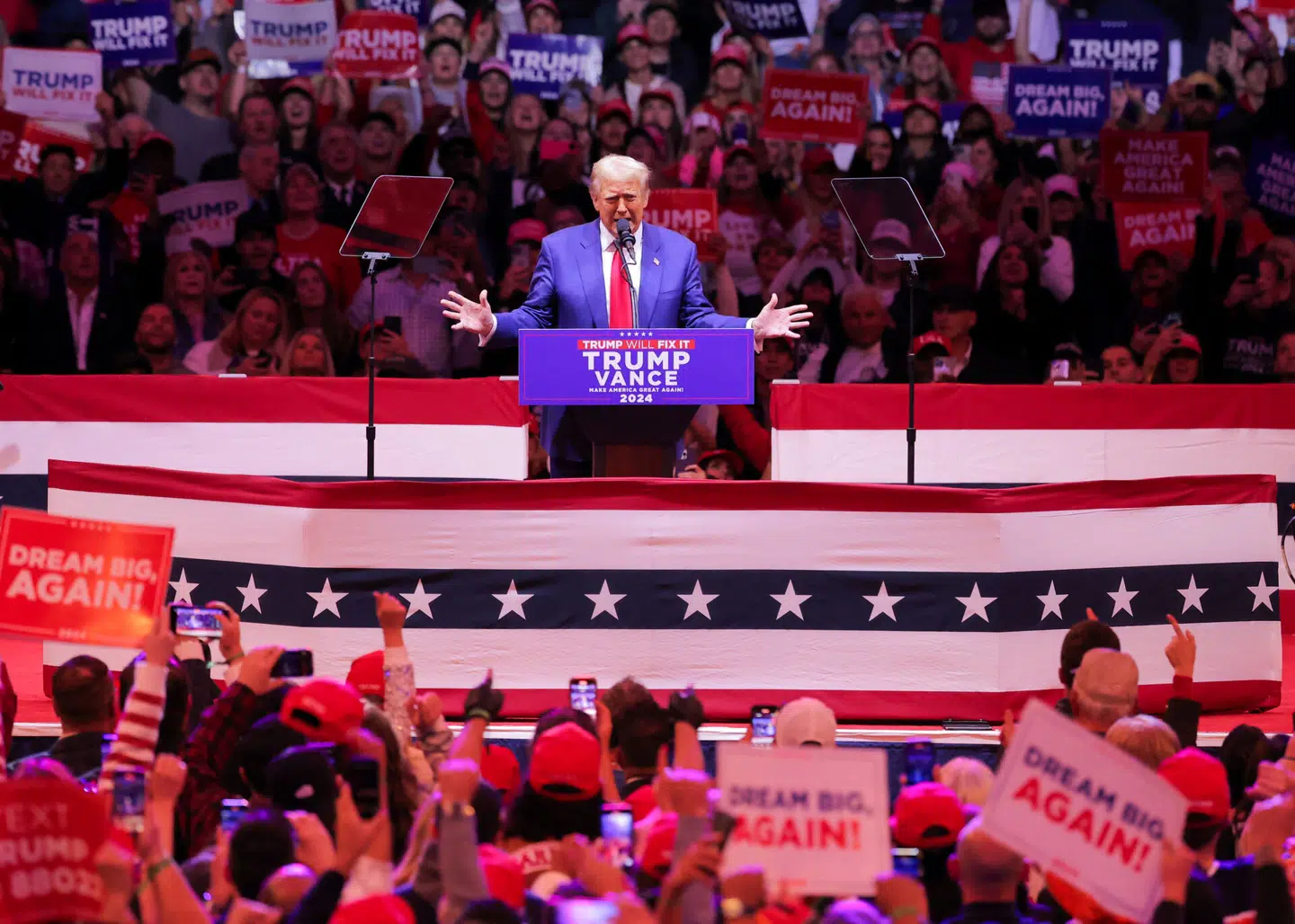 Donald Trump på scenen i Madison Square Garden. Foto: Andrew Kelly, Scanpix