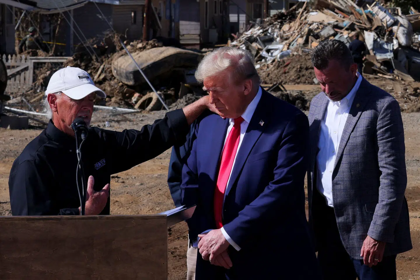 Donald Trump på besøg i Swannanoa i North Carolina, der blev ramt af orkanen Helene. Foto: Brian Snyder, Scanpix