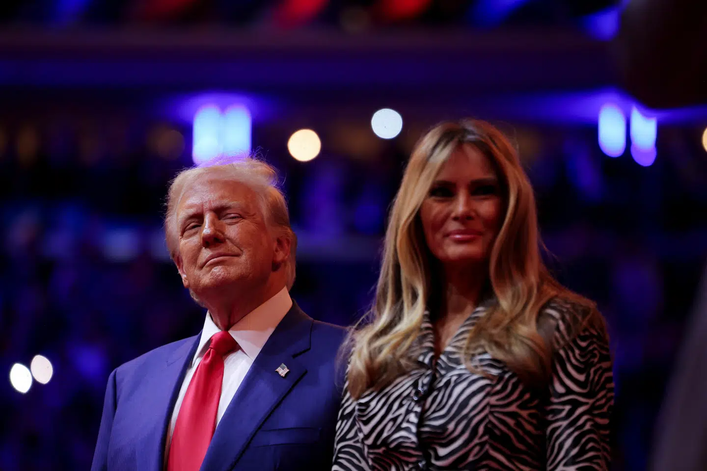 Republikanernes præsidentkandidat og tidligere præsident Donald Trump står på scenen ved siden af sin hustru, Melania Trump, under et vælgermøde i Madison Square Garden i New York i USA 27. oktober 2024.