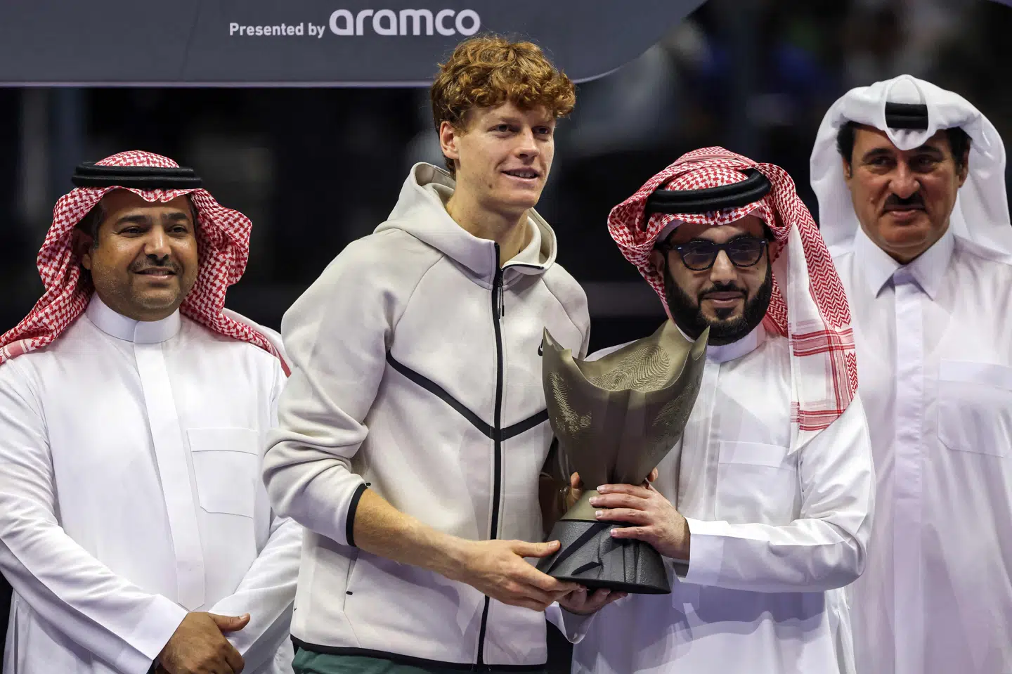 Verdensetter Jannik Sinner poserer med trofæet, som han vandt ved Six Kings Slam i Saudi-Arabien.