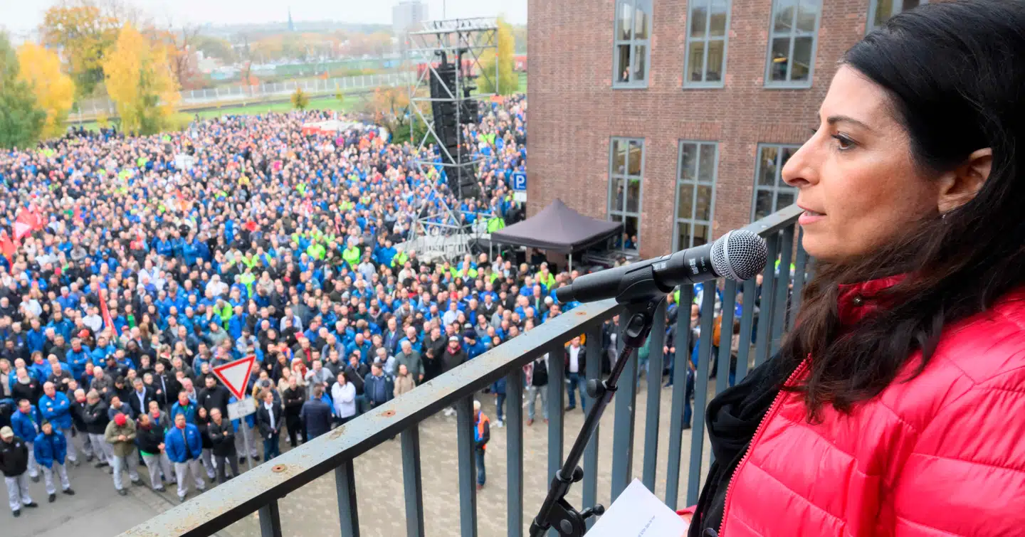 Daniela Cavallo fra de ansattes råd i den tyske Volkswagen-koncern fortæller mandag formiddag de ansatte om selskabets lukke- og fyringsplaner.