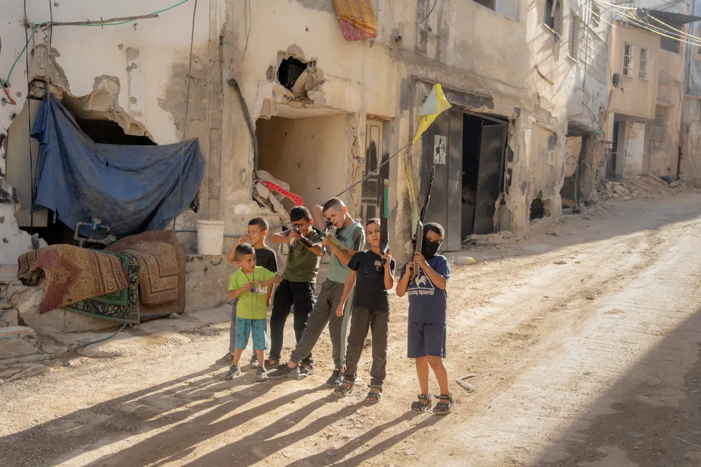 Mange små drenge i lejren ser op til deres ældre brødre og fætre og drømmer om at følge i deres fodspor som fodsoldater i grupper som Hamas, Islamisk Jihad og al-Aqsa Martyrernes Brigade.