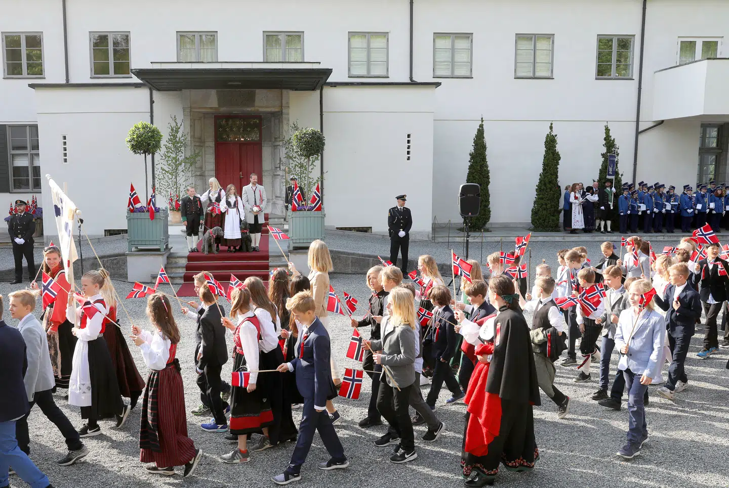 Ofte markerer kronprinsesse Mette-Marit, kronprins Haakon og deres to fælles børn, prinsesse Ingrid Alexandra og prins Sverre Magnus, den norske nationaldag fra deres residens Skaugum, hvor kronprinsessens ældste søn, Marius Borg Høiby, nu ikke længere er velkommen.