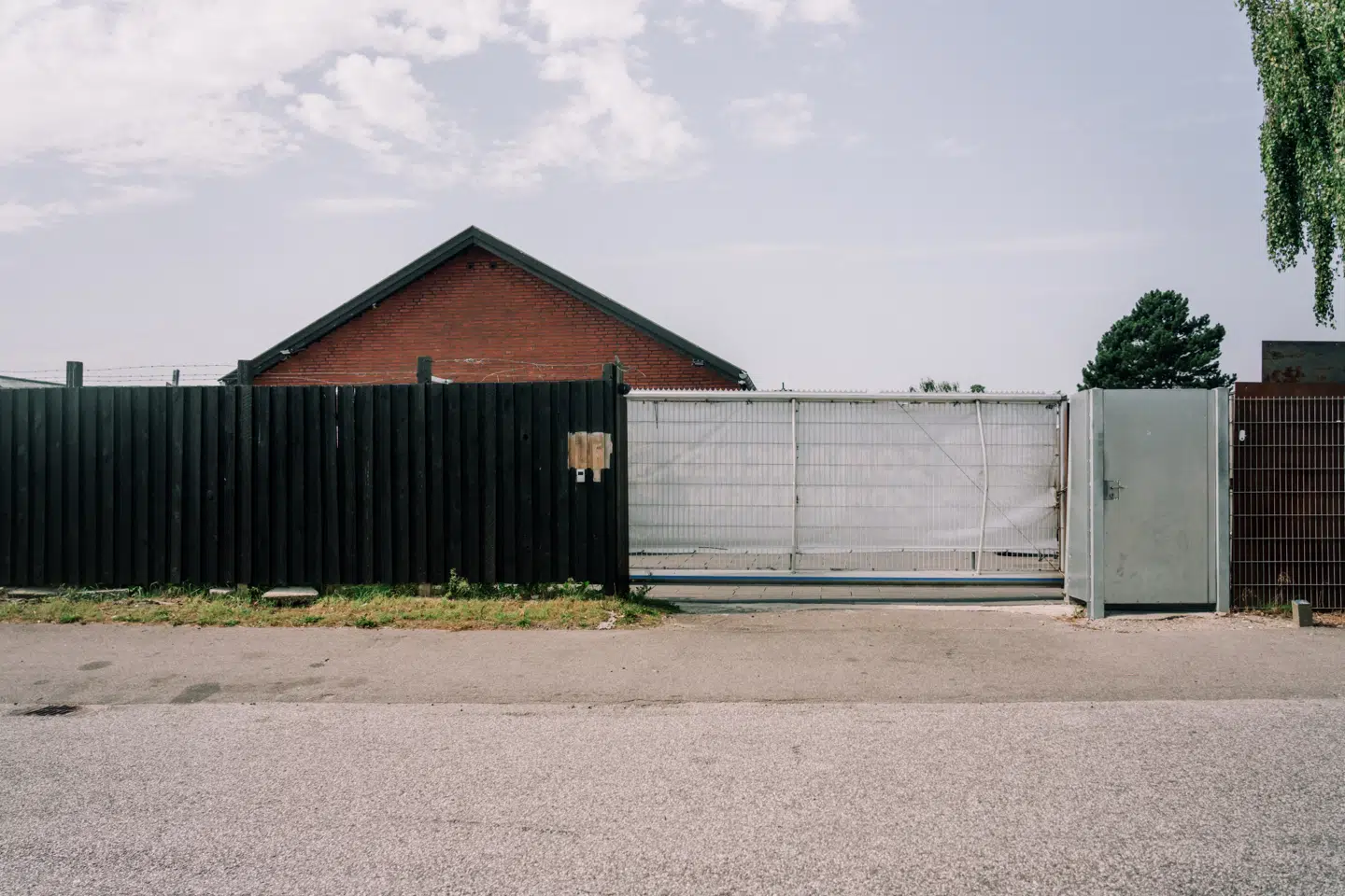 Unge svenskere har to gange ifølge anklagemyndigheden forsøgt at dræbe flere i foråret ved rockerklubben Comanches' klubhus i Brøndby.