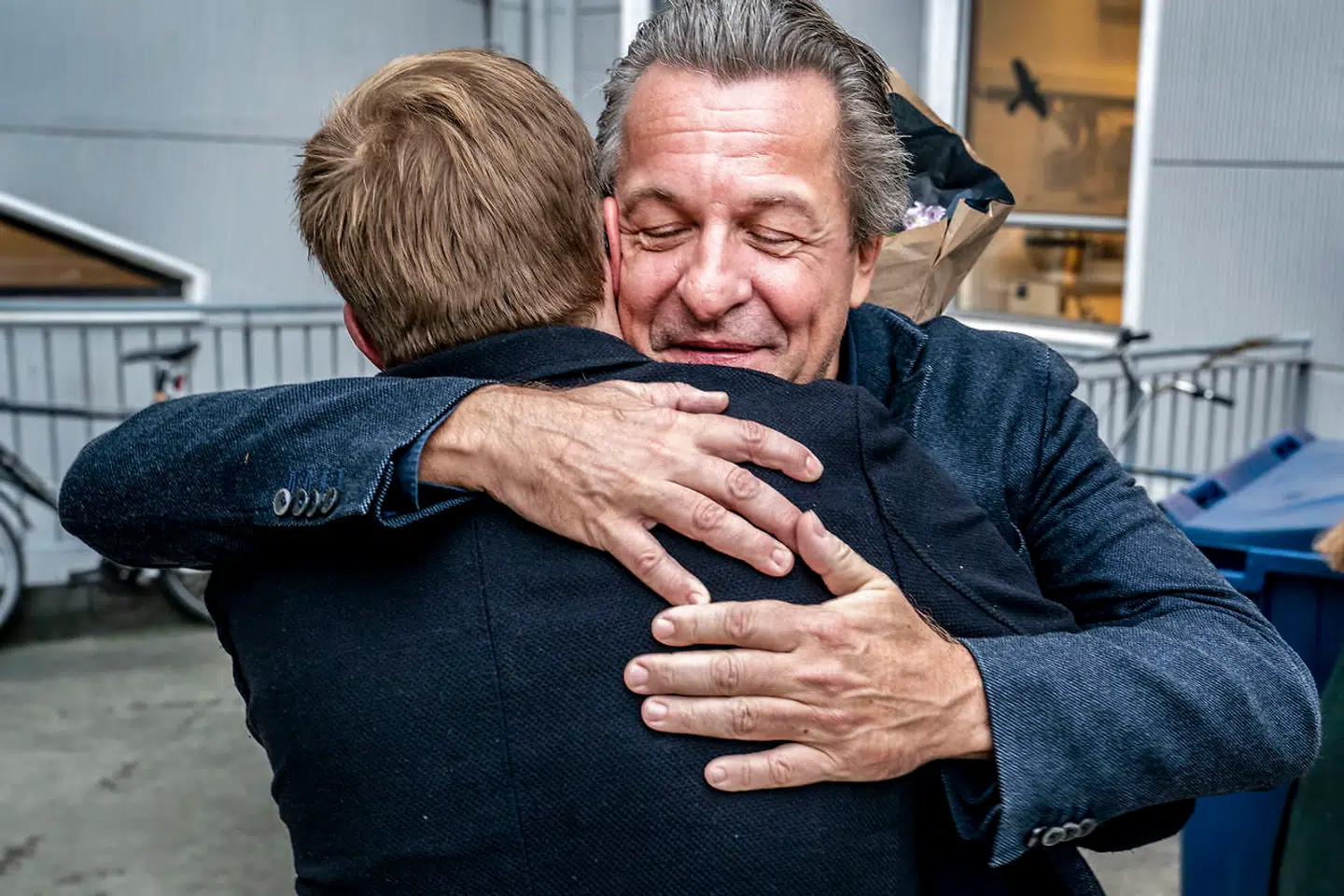 Radio24syv lukker og slukker. Direktøren for Radio24syv Jakob Kvist giver Rasmus Bruun fra Den Korte Radioavis en krammer efter deres sidste udsendelse.