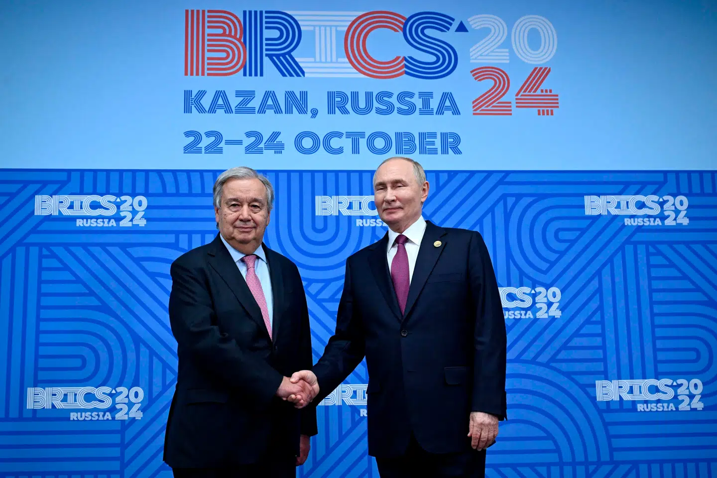 FNs generalsekretær, António Guterres, blev fotograferet med Vladimir Putin ved BRIKS-landenes topmøde. BRIKS-landene består af Brasilien, Rusland, Indien, Kina og Sydafrika.