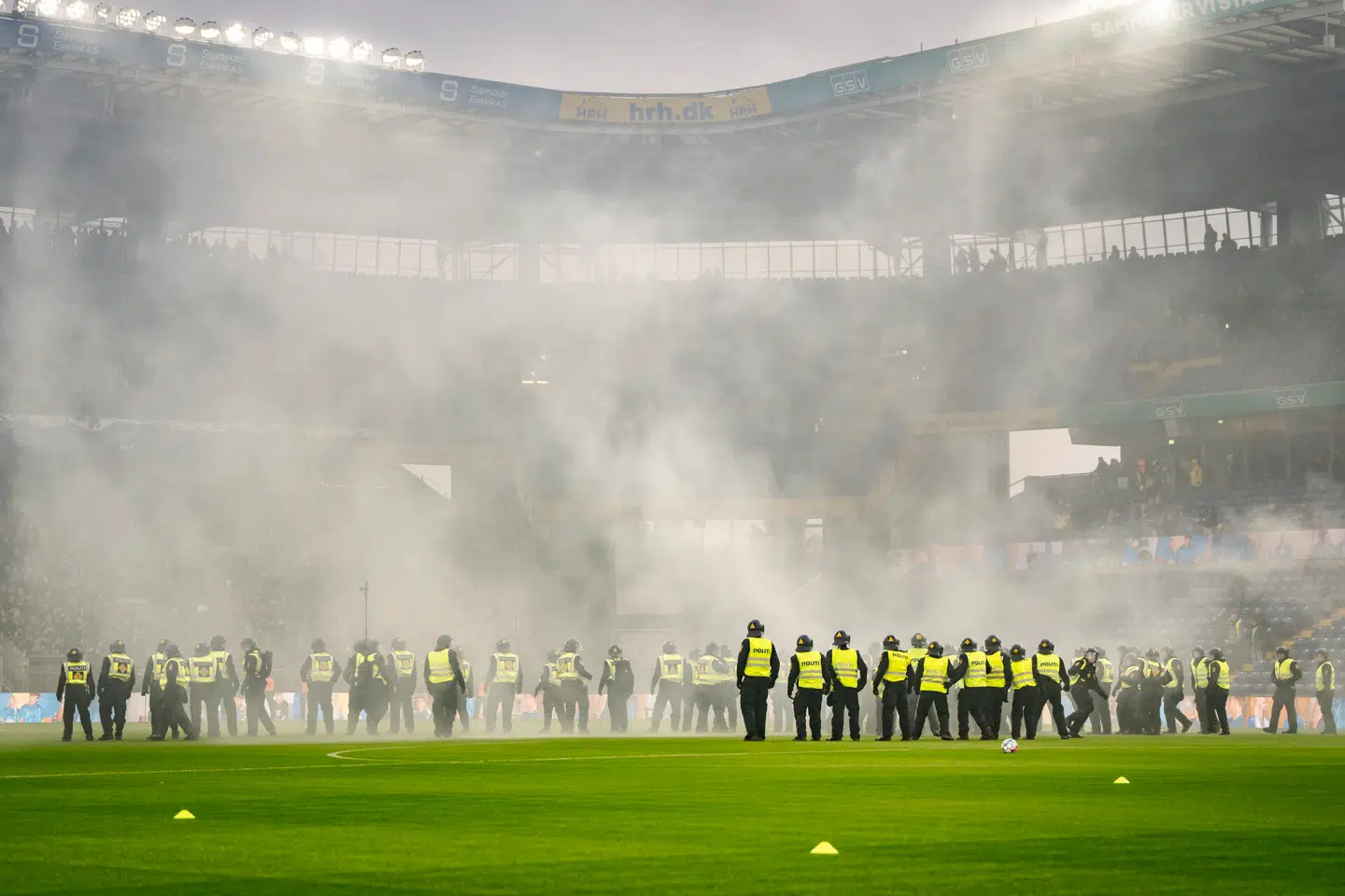 Politi på banen grundet tumult mellem fans før kampen mellem Brøndby IF og FC København på Brøndby Stadion. Foto: Mads Claus Rasmussen, Scanpix