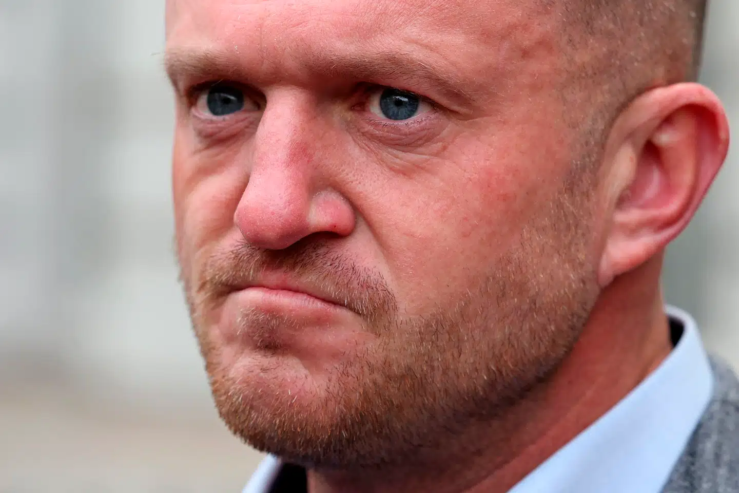 Tommy Robinson, hvis borgerlige navn er Tommy Yaxley-Lennon, står blandt andet bag bevægelsen English Defence League, der er stærkt kritiske mod indvandrere og muslimer.