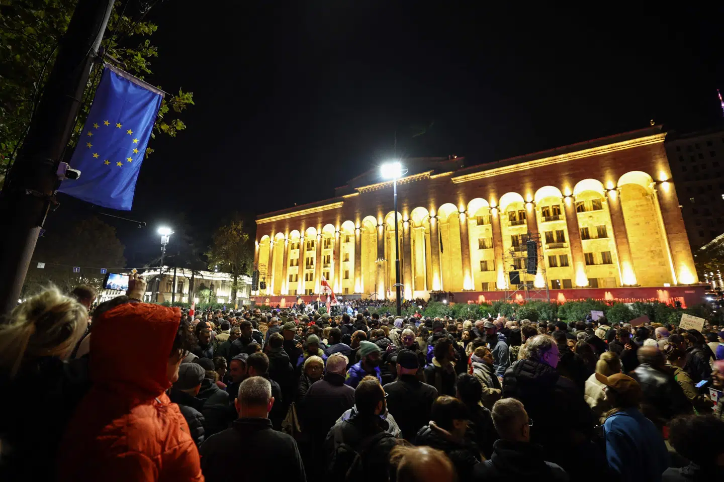 Støtter af Georgiens opposition demonstrerer mandag eftermiddag foran parlamentet.
