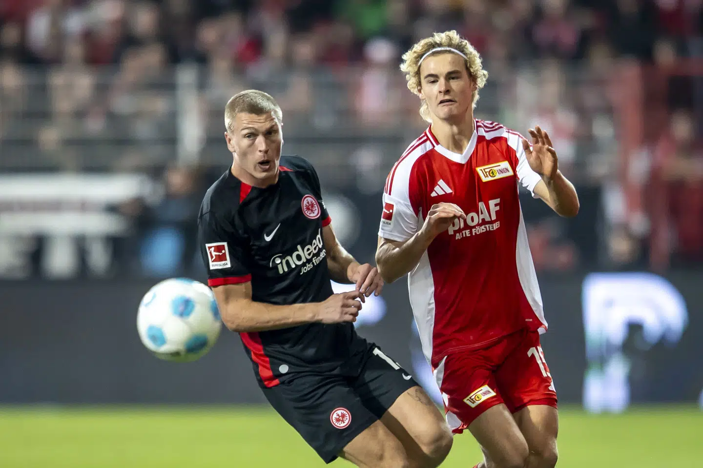 Rasmus Nissen Kristensen (til venstre) var som vanligt med fra start, da Frankfurt søndag mødte Union Berlin i Bundesligaen. Han måtte dog udgå med en skade i første halvleg.