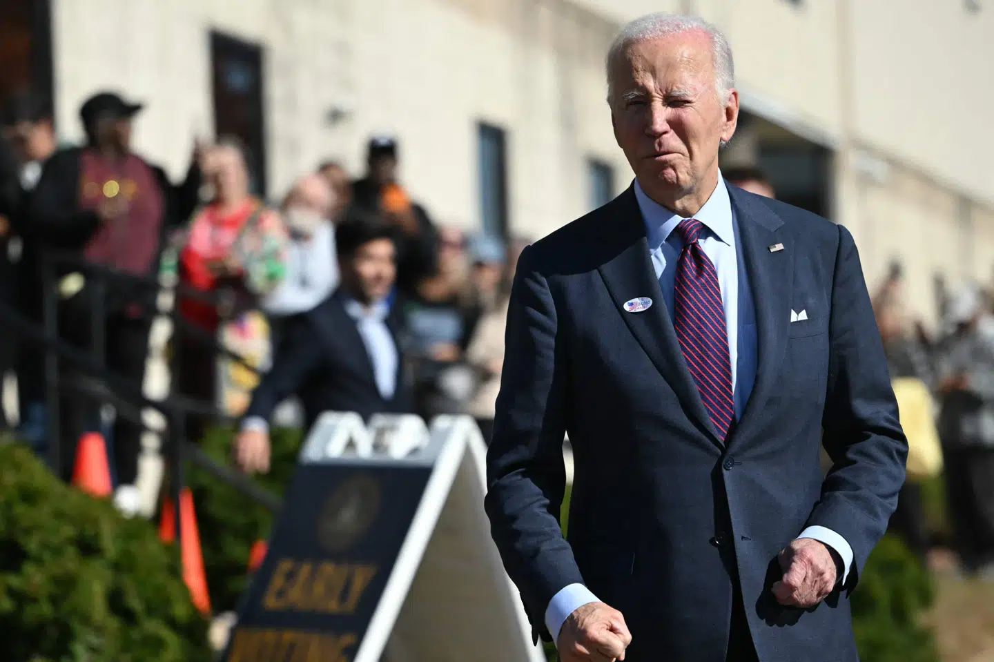 Præsident Joe Biden har måtte stille sig i kø sammen med de øvrige vælgere, da han mandag afgav sin stemme i Delaware.