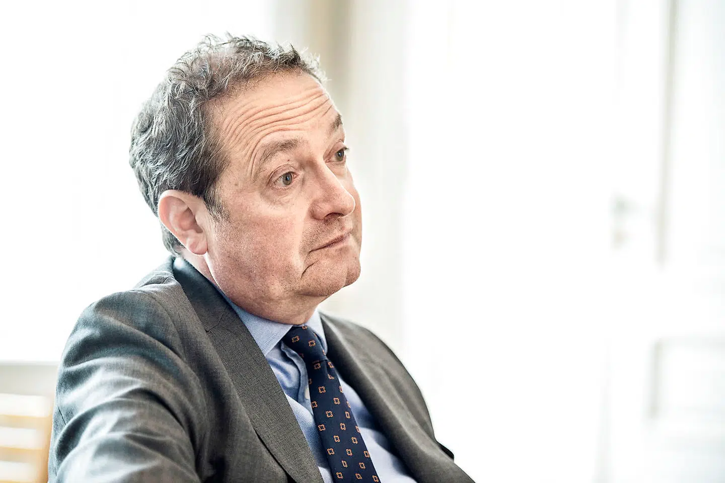 Chris Vogelzang, Danske Banks nye topchef, kan fredag morgen præsentere regnskabet for årets første ni måneder. Det viser en indtjening, der er under pres. Ny forretningsplan skal vende skuden: »Vi præsenterer derfor i dag en række nye, ambitiøse målsætninger for 2023 og hovedelementerne i den plan, som skal gøre os i stand til at levere på dem,« siger han.