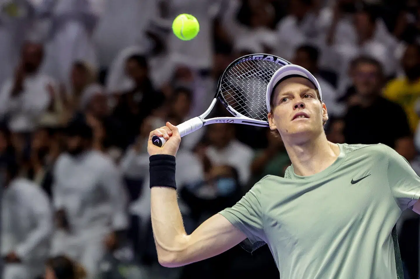 Jannik Sinner melder afbud til Masters-turneringen i Paris.