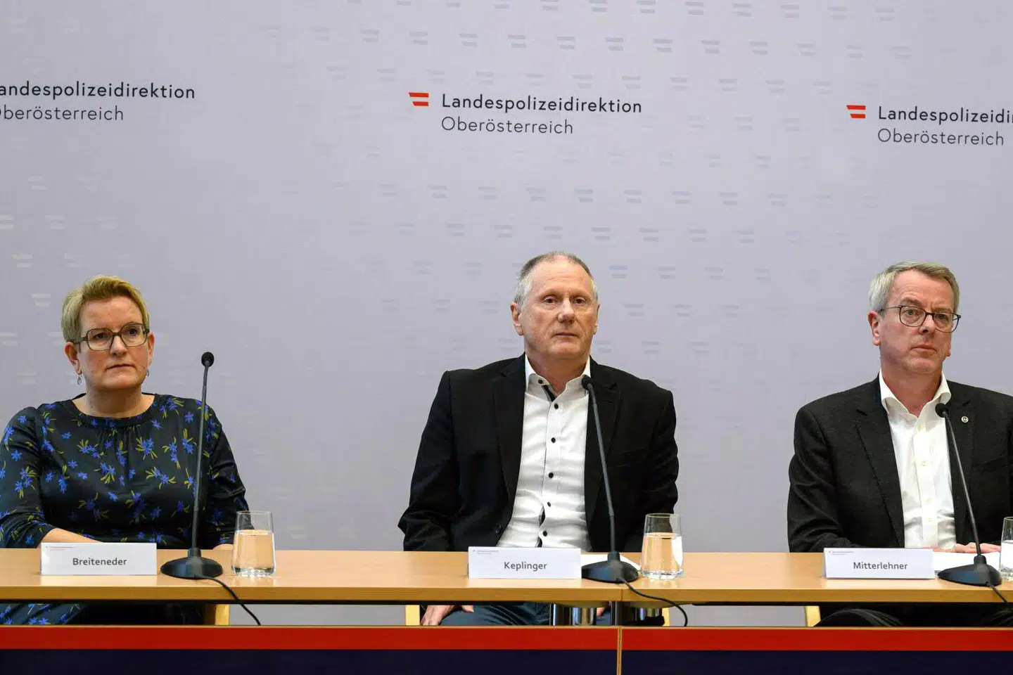 Østrigske myndigheder har tirsdag holdt pressemøde om jagten på formodet gerningsperson bag to drab.