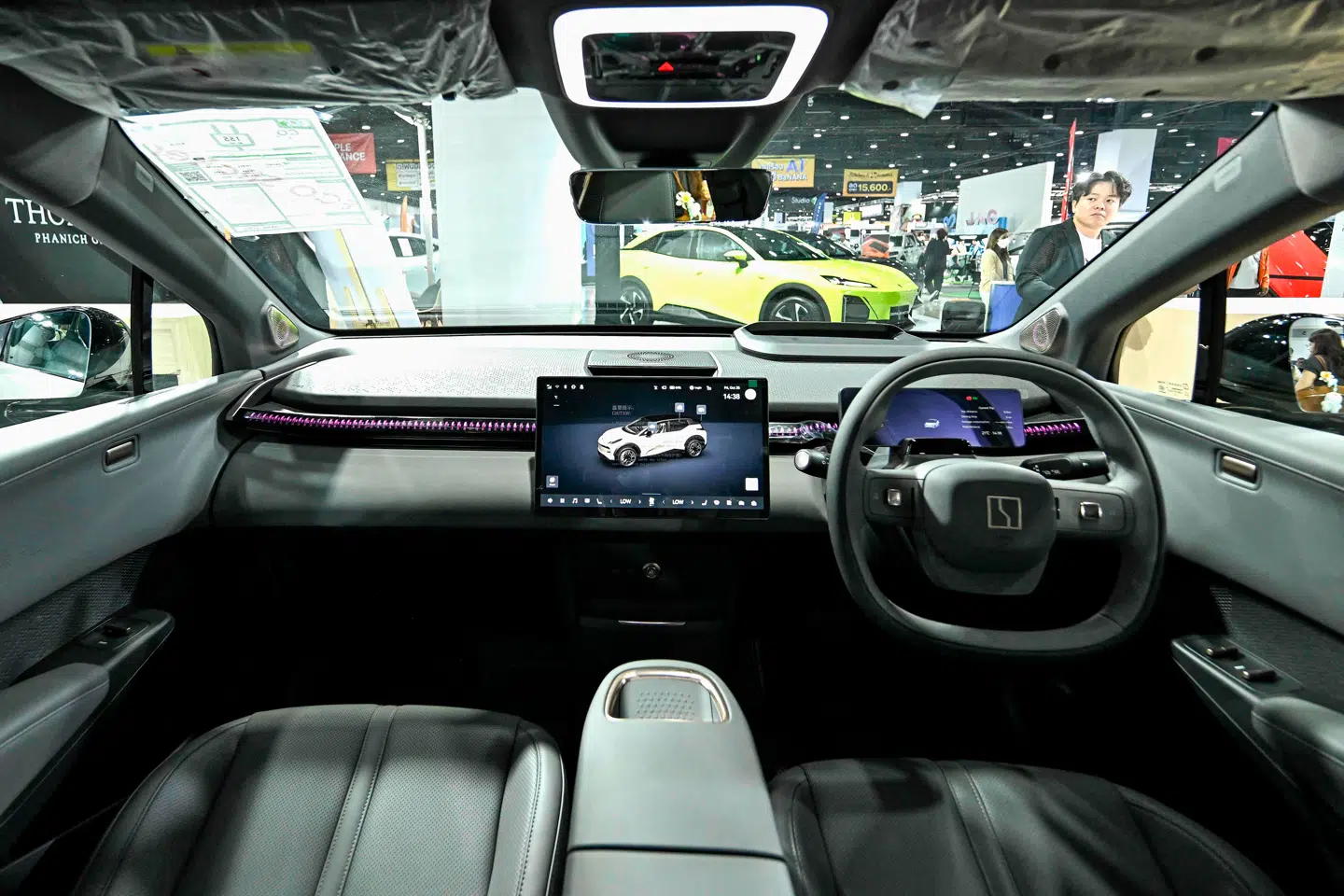 Kinesiske elbilproducenter har haft god gang i salget i 2024. Her fremviser Zeekr en af sine biler på en udstilling i Bangkok i oktober.