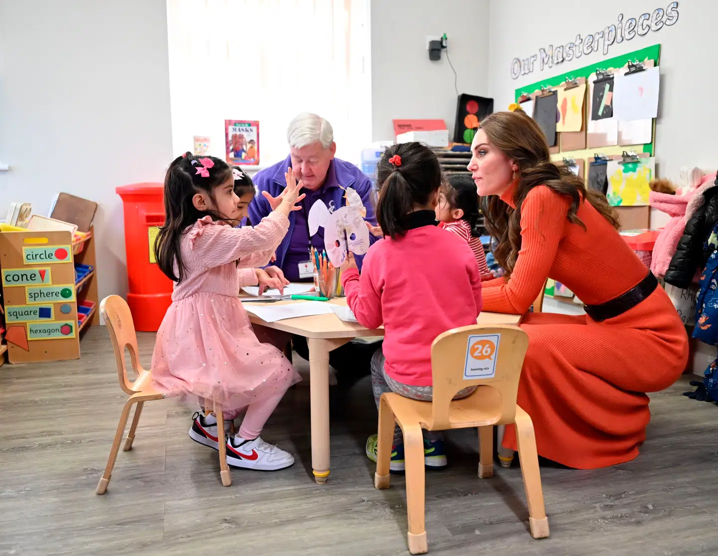 Den britiske kronprinsesse Kate på besøg sidste år i en børnehave i det nordlige London. Nye opgørelser viser, at briternes fødselstal er i bund.