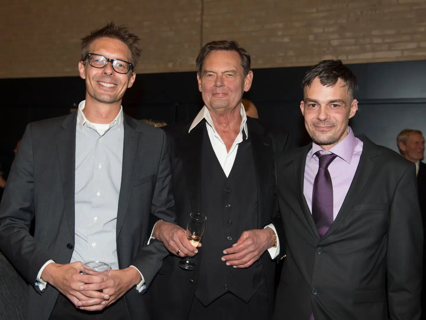 Ulf Pilgaard fotograferet til sin 75 års fødselsdag med sønnerne Christian og Mikkel.