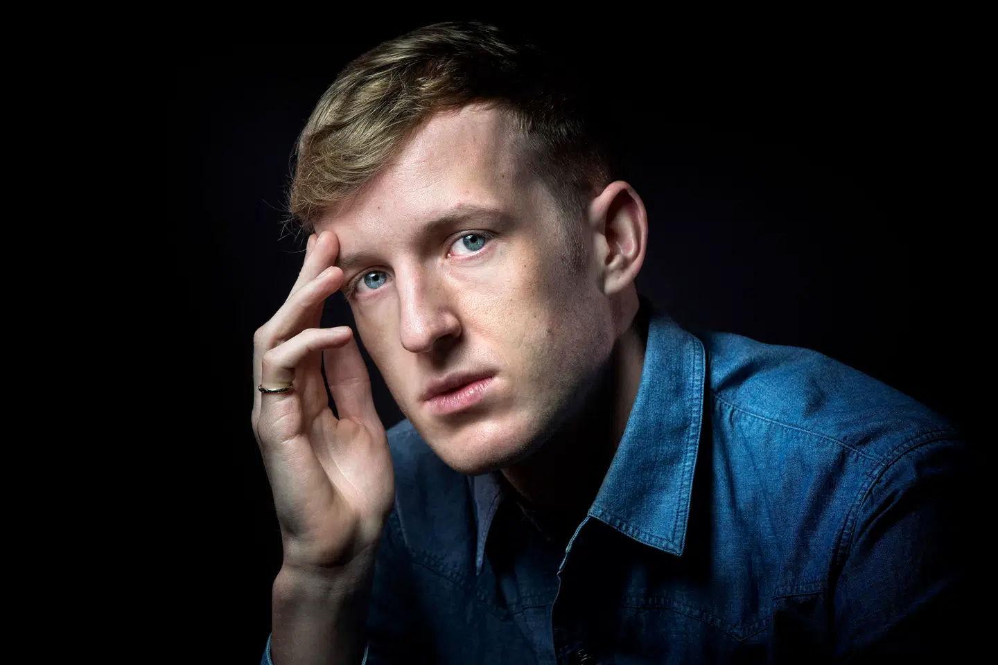 Édouard Louis skriver om at vokse op i fattigdom, om at opleve alkoholisme på nærmeste hold, om at være homoseksuel i omgivelser, hvor man ikke må være en mand, der er til mænd, og om en brors tidlige død af misbrug.