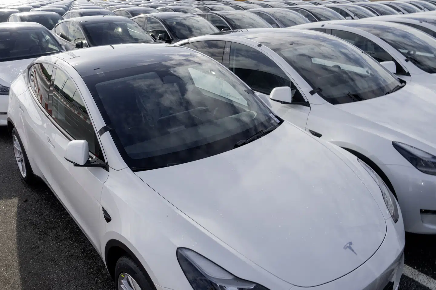 Tesla-biler, som er produceret i Kina, bliver fremover pålagt yderligere 7,8 procent told i EU. (Arkivfoto)