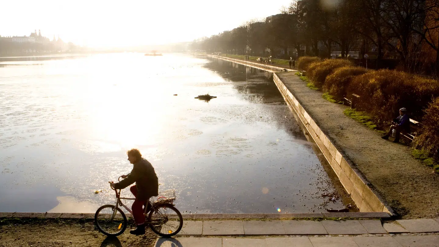 Efterårssol over Sortedams Sø, København.