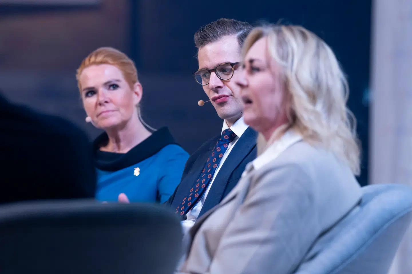 »Den blå salon« med de tre blå partiledere Inger Støjberg (DD), Alex Vanopslagh (LA) og Mona Juul (K) under Danmarksdemokraternes landsmøde i Herning Kongrescenter var lørdag et forsøg op at udtrykke blåt sammenhold.