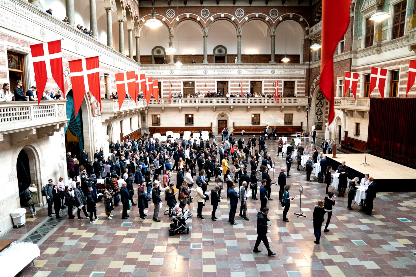 Vi giver i dag også statsborgerskab til antidemokrater, der foragter Vesten og vestlige værdier. Det er vi nødt til at gøre op med, skriver Christian Marcussen. Her afholdes grundlovsceremoni på Københavns Rådhus i 2020.