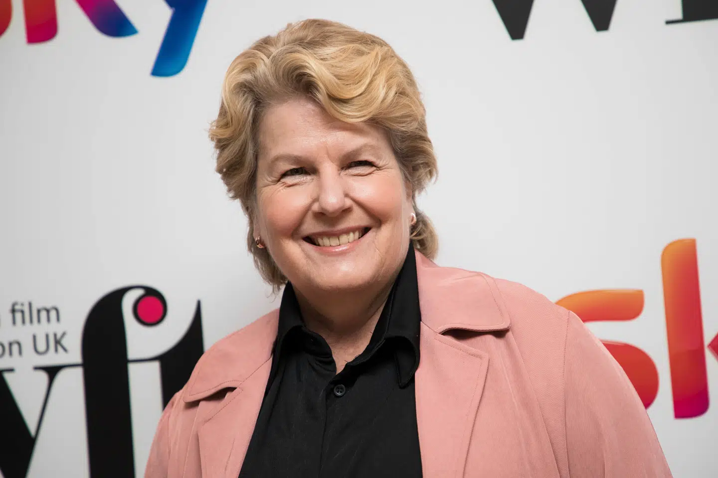 »Sandi Toksvig har gennem årtier været en elsket komiker, forfatter og vært i populære tv-underholdningsprogrammer på den anden side af Nordsøen,« skriver Dorte Toft.