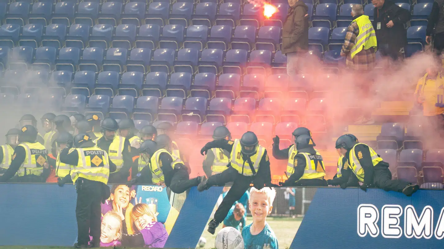 Politi på banen grundet tumult mellem fans før derby den 27. oktober 2024.