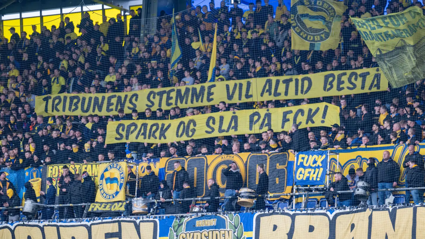 Brøndby IF-fans med en opfordring under søndagens derby, 27. oktober 2024.